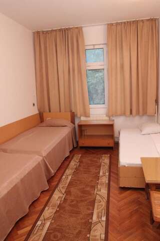 Отель Hotel Briz 3 - Free Parking Варна Бюджетный трехместный номер без кондиционера - Без балкона-1