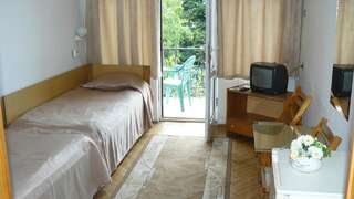Отель Hotel Briz 3 - Free Parking Варна Двухместный номер с 2 отдельными кроватями и балконом-1