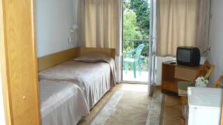 Отель Hotel Briz 3 - Free Parking Варна Двухместный номер с 2 отдельными кроватями и балконом-2